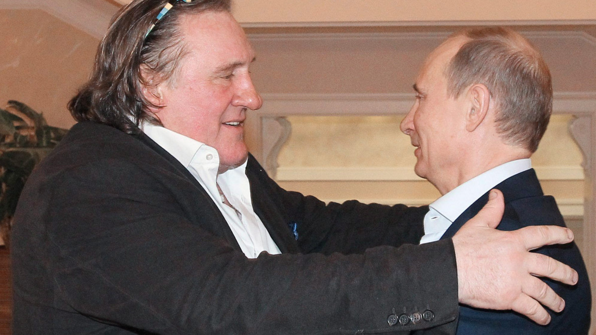 Szocsi, 2013. január 6. Vlagyimir Putyin orosz elnök (j) üdvözli Gérard Depardieu francia színészt a fekete-tengeri államfői rezidencián, Szocsiban 2013. január 5-én. Putyin személyesen adta át az orosz útlevelet a 64 éves Depardieu-nek, miután orosz állampolgárságot adományozott neki. Depardieu hazájában bírálatok össztüzébe került, amikor egy belga településen vásárolt ingatlant a francia adószabályok megkerülésére. (MTI/EPA/Ria Novosztyi/Pool/Mihail Klementyev)