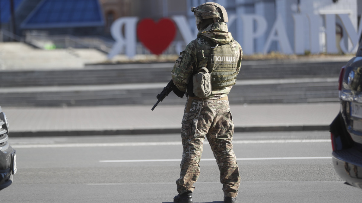 Ukrán katona a kijevi Függetlenség terén 2022. február 28-án. Vlagyimir Putyin orosz elnök február 24-én rendelte el katonai művelet végrehajtását Ukrajnában.