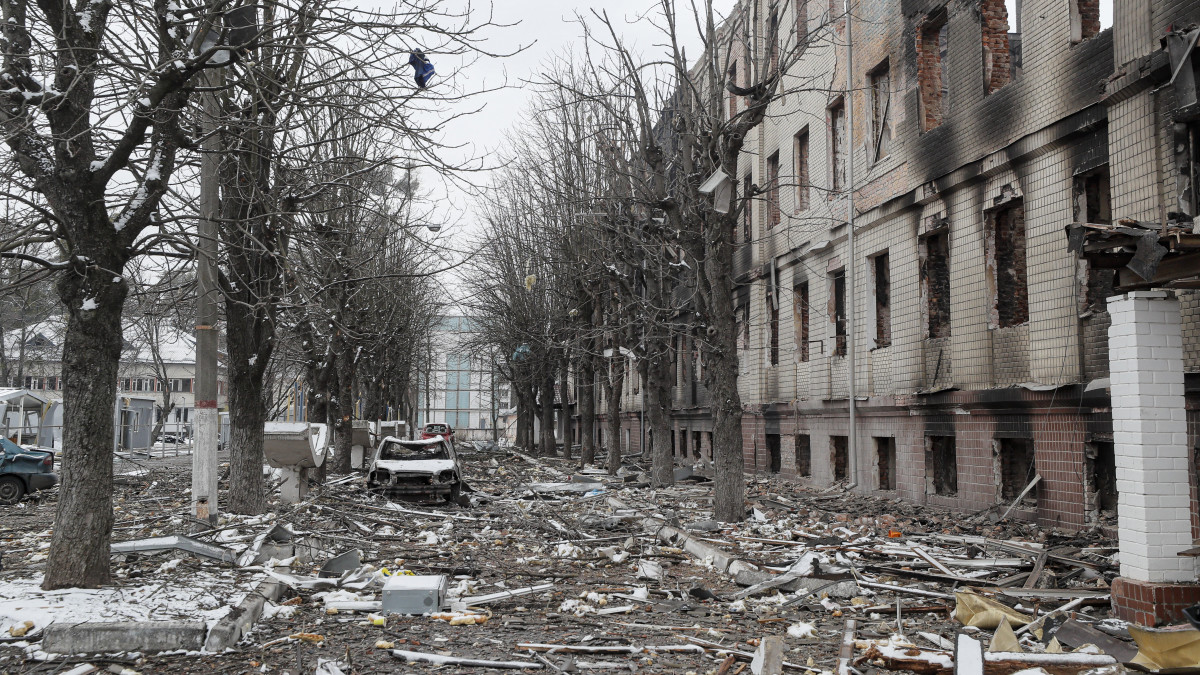 Törmelékek egy megrongálódott katonai létesítmény előtt a Kijev szomszédságában lévő Brovariban március 1-jén, az éjszakai tüzérségi támadások után. Vlagyimir Putyin orosz elnök február 24-én rendelte el katonai művelet végrehajtását Ukrajnában.