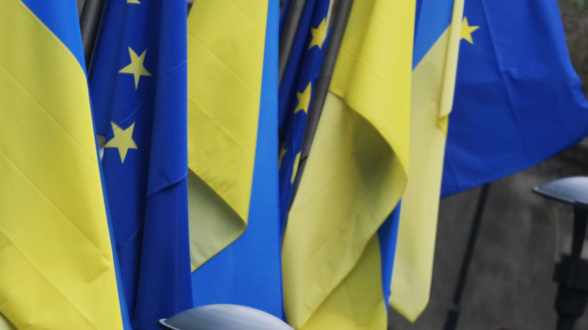 Az ukrán és az Európai Unió zászlója egymás mellett az Európai Parlament (EP) brüsszeli épülete előtt az EP rendkívüli plenáris ülése idején 2022. március 1-jén. Vlagyimir Putyin orosz elnök február 24-én rendelte el katonai művelet végrehajtását Ukrajnában.
