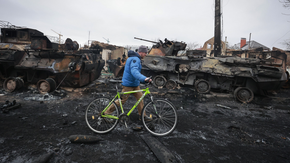 Megrongálódott orosz harci járművek mellett tolja kerékpárját egy férfi a Kijev közelében lévő Bucsa településen 2022. március 1-jén. Vlagyimir Putyin orosz elnök február 24-én rendelte el katonai művelet végrehajtását Ukrajnában.
