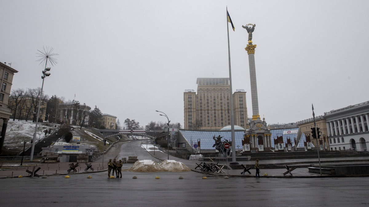 KYIV, UKRAINE - MARCH 02: Soldiers are seen around piles of sand used for blocking a road in Ukrainian capital, Kyiv amid Russian attacks on March 02, 2022. (Photo by Aytac Unal/Anadolu Agency via Getty Images)