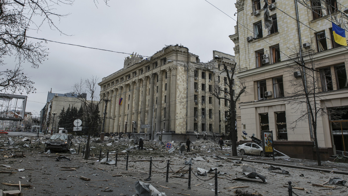 Törmelék borítja a harkivi városháza romos épülete előtti teret egy orosz rakétatámadást követően 2022. március 1-jén. Vlagyimir Putyin orosz elnök február 24-én rendelte el katonai művelet végrehajtását Ukrajnában.