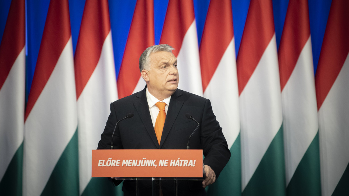 A Miniszterelnöki Sajtóiroda által közreadott képen Orbán Viktor miniszterelnök évértékelő beszédet tart a Várkert Bazárban 2022. február 12-én.