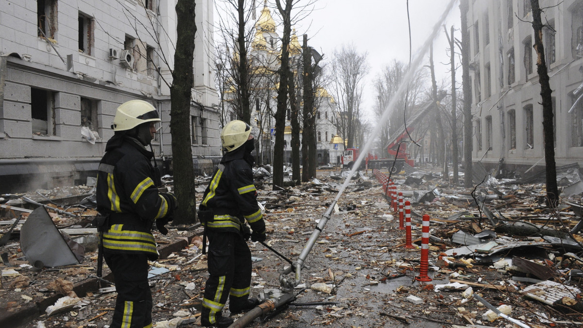 Tűzoltók dolgoznak a lángok megfékezésén az Ukrán Biztonsági Szolgálat harkivi székházánál egy orosz rakétatámadás után 2022. március 2-án. Vlagyimir Putyin orosz elnök február 24-én rendelte el katonai művelet végrehajtását Ukrajnában.