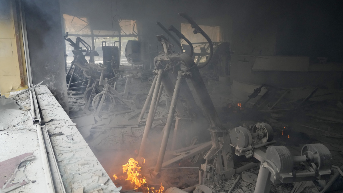 Lángok pusztítanak egy találatot kapott edzőteremben, Kijevben 2022. március 2-án. Vlagyimir Putyin orosz elnök február 24-én rendelte el katonai művelet végrehajtását Ukrajnában.