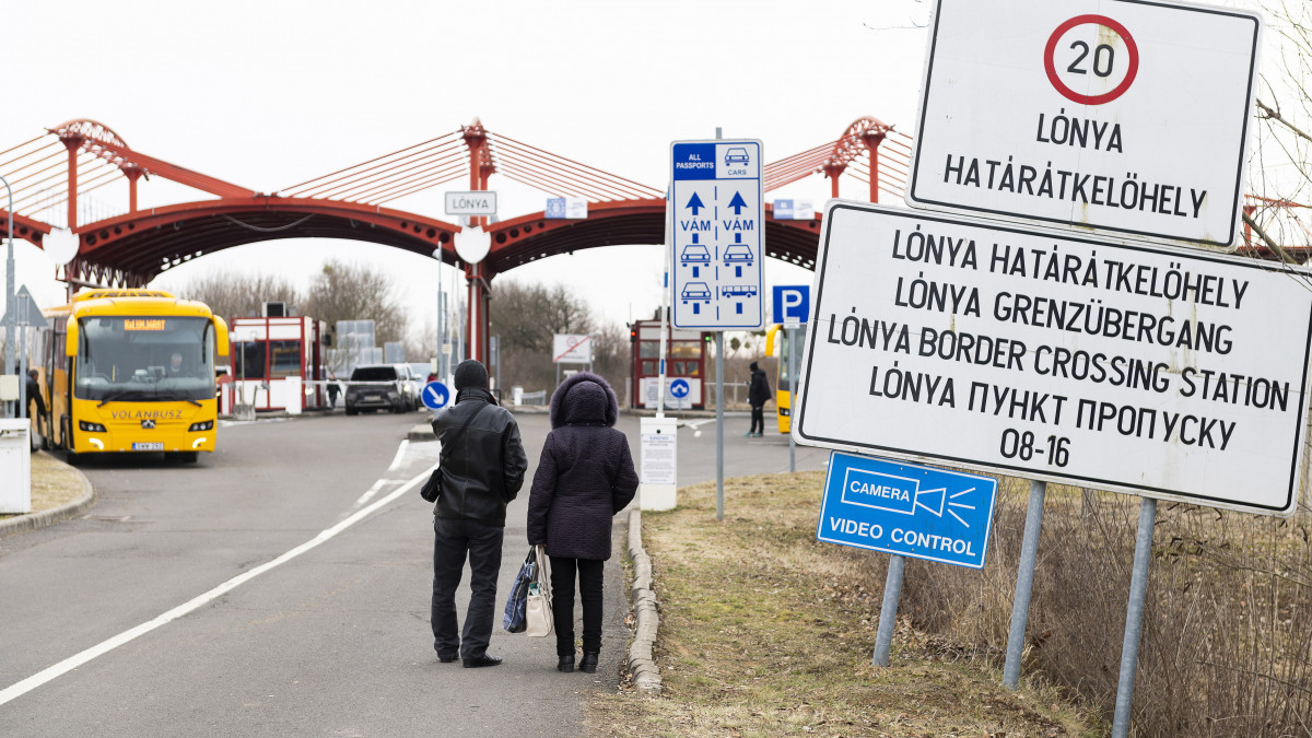 Egy házaspár várja az orosz-ukrán háború elől menekülő hozzátartozóit a magyar-ukrán határátkelőhelyen, Lónyán 2022. március 2-án.