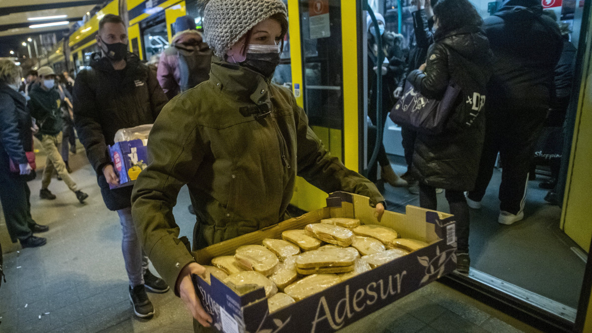 Adományt visznek az orosz-ukrán háború elől Ukrajnából menekülő embereknek egy újlipótvárosi pékség dolgozói Budapesten, a Nyugati pályudvar előtt 2022. március 2-án.