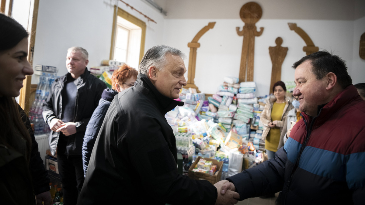 A Miniszterelnöki Sajtóiroda által közreadott képen Orbán Viktor miniszterelnök (k) a háború miatt Ukrajnából Magyarországra menekülők számára kialakított segítségponton Beregsurányban 2022. március 3-án.