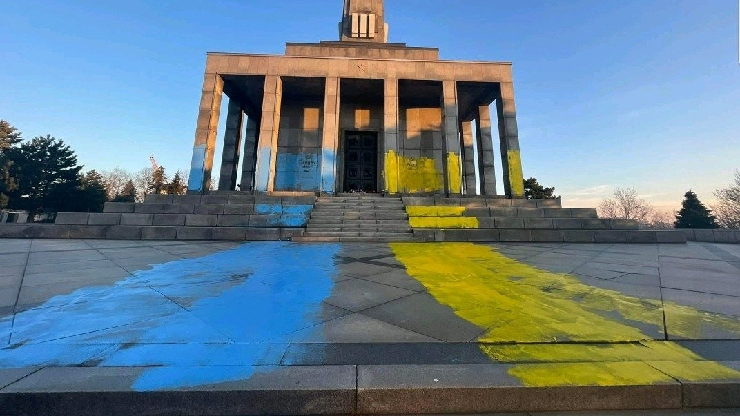 Ismeretlenek az ukrán zászló színeivel rongálták meg Szlovákia legnagyobb katonai emlékművét