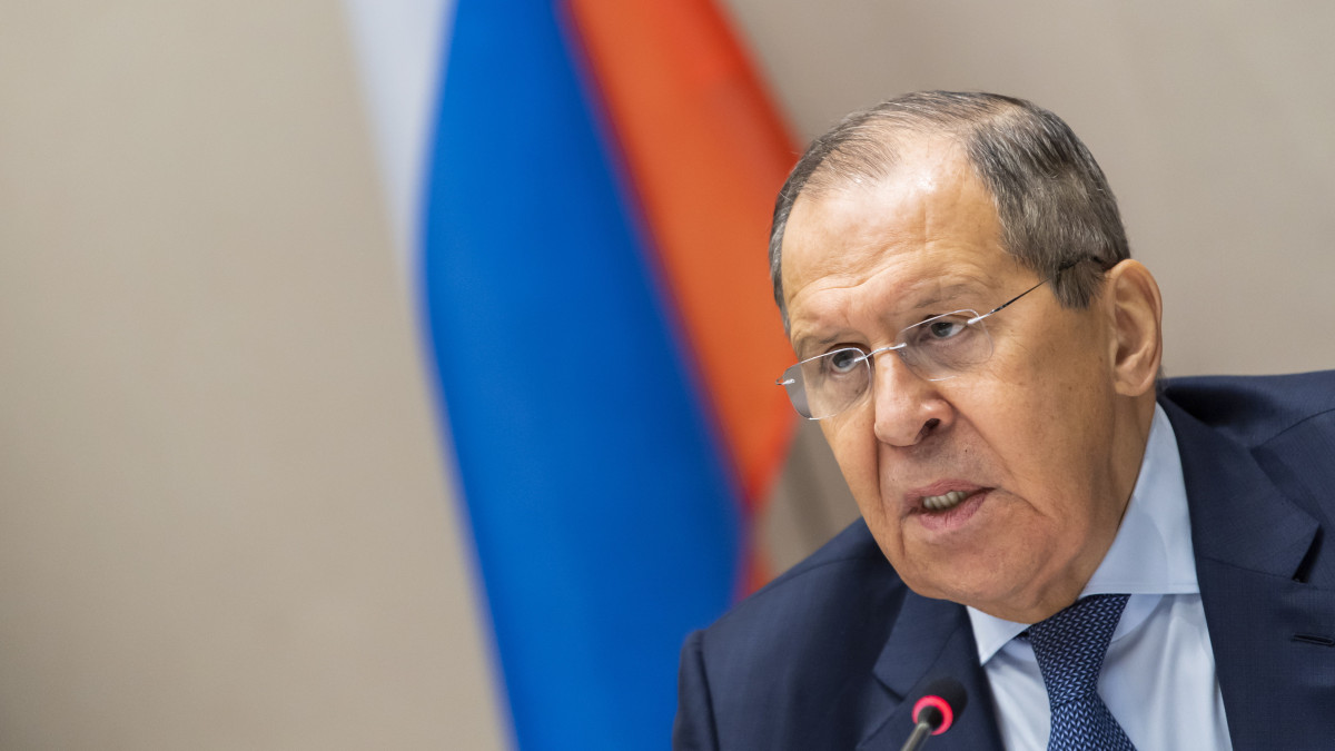 Szergej Lavrov orosz külügyminiszter sajtóértekezletet tart, miután tárgyalt Antony Blinken amerikai külügyminiszterel Genfben 2022. január 21-én.