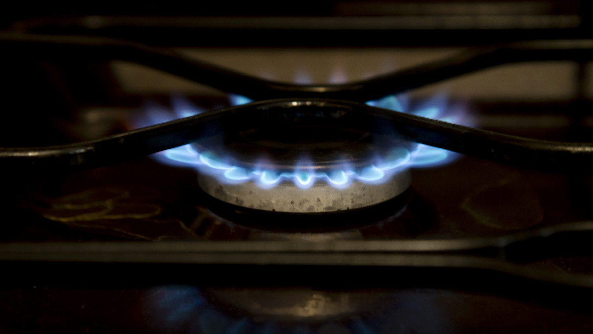 Ég a gázláng egy gáztűzhelyen Chisinauban 2022. január 27-én. Moldovában válságos a helyzet a földgáz árának emelkedése miatt, a parlament január 20-án szükségállapotot vezetett be az országban. Amíg novemberben ezer köbméter földgáz beszerzési ára 450 dollár volt, januárban már 647 dollár. A moldovai gázipari vállalat, a Moldovagaz január 21-én azt javasolta az országos energiaszabályozási ügynökségnek (ANRE), hogy több mint 40 százalékkal emeljék a fogyasztók gázdíját.