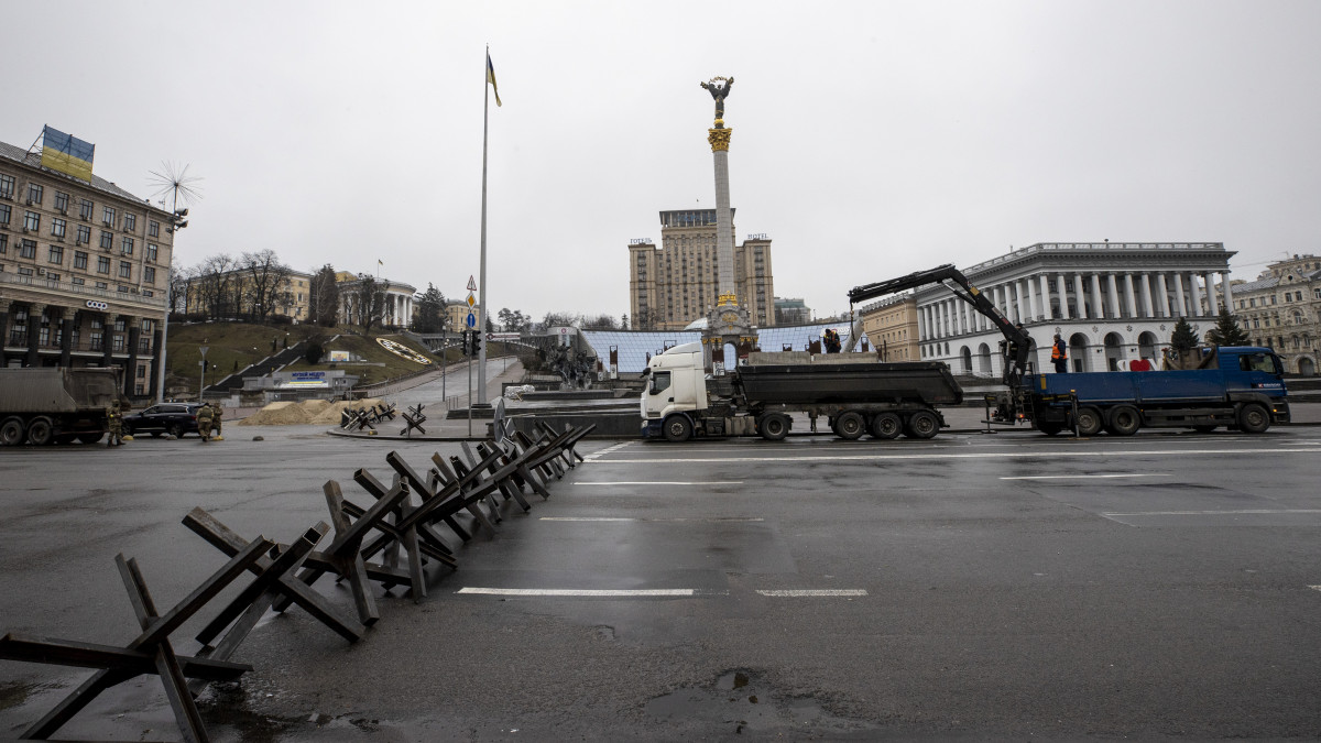 KYIV, UKRAINE - MARCH 03: Barricades are set up in front of the Independence Monument during Russian attacks in Kyiv, Ukraine on March 03, 2022. (Photo by Aytac Unal/Anadolu Agency via Getty Images)