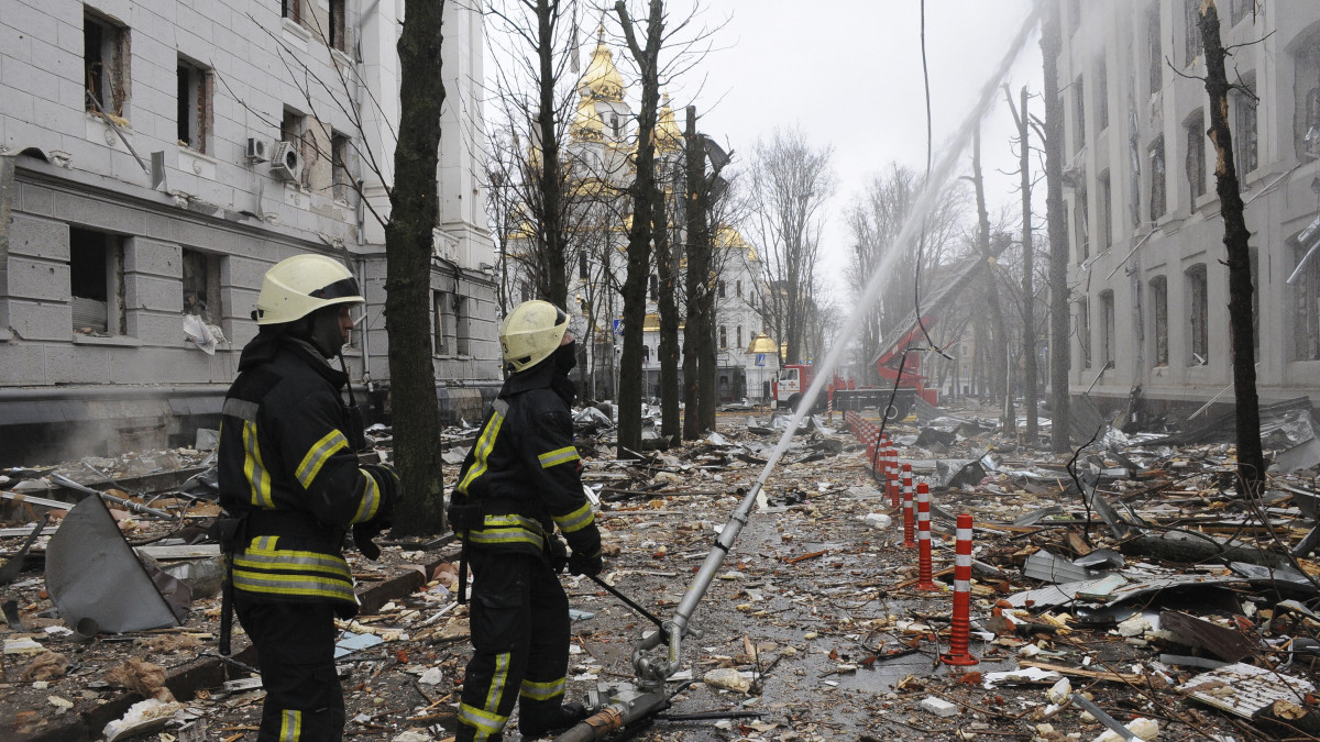 Tűzoltók dolgoznak a lángok megfékezésén az Ukrán Biztonsági Szolgálat harkivi székházánál egy orosz rakétatámadás után 2022. március 2-án. Vlagyimir Putyin orosz elnök február 24-én rendelte el katonai művelet végrehajtását Ukrajnában.