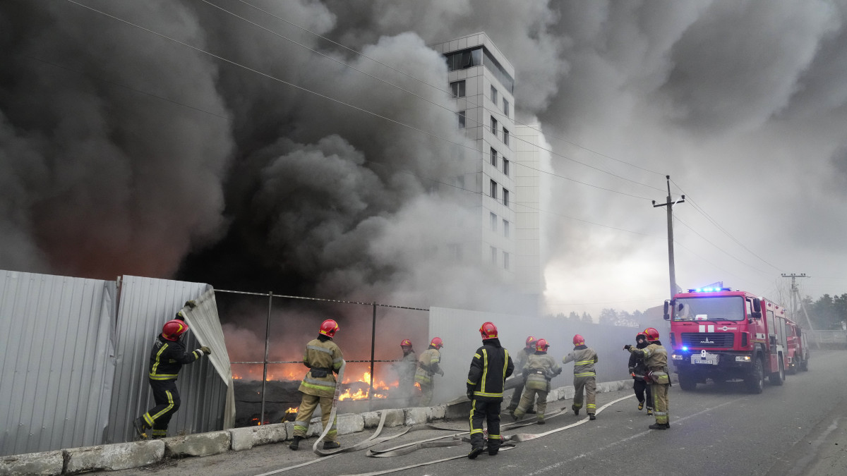 Tűzoltók dolgoznak a lángok megfékezésén egy orosz légicsapásban kigyulladt logisztikai centrumban Kijevben 2022. március 3-án. Vlagyimir Putyin orosz elnök február 24-én rendelte el katonai művelet végrehajtását Ukrajnában.