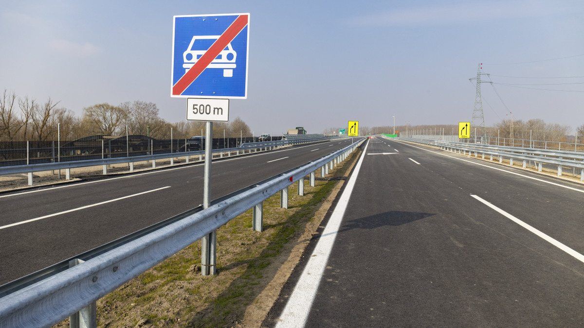 Az M76-os autóút Balatonszentgyörgy-Fenékpuszta közötti elkészült szakasza az átadás napján a Keszthelyhez tartozó Fenékpuszta közelében 2022. március 4-én.