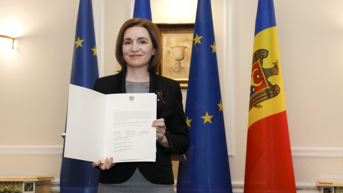 Maia Sandu moldovai elnök mutatja az általa is aláírt EU-s csatlakozási kérelmet Chisinauban 2022. március 3-án. Moldován kívül a mai napon Georgia is hivatalosan benyújtotta tagfelvételi kérelmét az EU-ba.