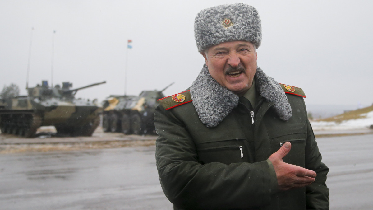 Aljakszandr Lukasenka fehérorosz elnök sajtótájékoztatót tart a Minszktől délre fekvő Aszipovicsi településen lévő katonai támaszponton, ahol a Szövetségi Eltökéltség-2022 kódnevű közös fehérorosz-orosz hadgyakorlat zajlik 2022. február 17-én.