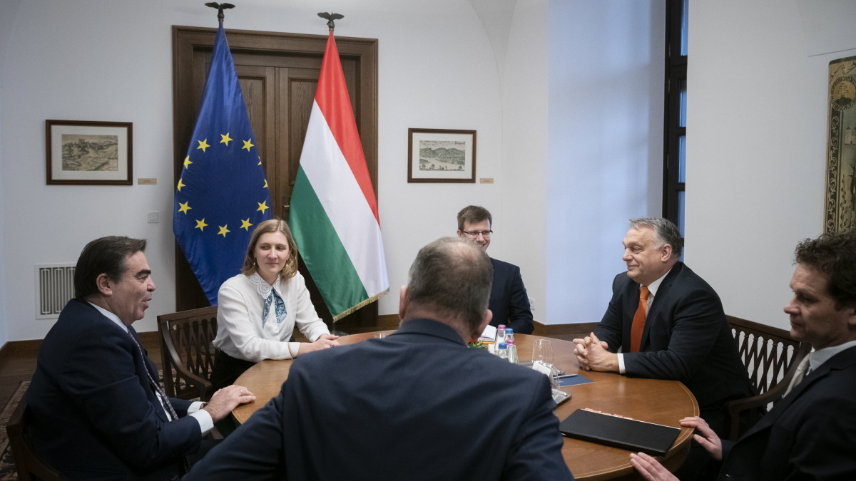 A Miniszterelnöki Sajtóiroda által közreadott képen Orbán Viktor kormányfő (j2) és Margarítisz Szkínász, az Európai Bizottság alelnöke (b) tárgyal a Karmelita kolostorban 2022. március 4-én. A megbeszélés témája az ukrajnai háború, és az annak kapcsán kialakult humanitárius válsághelyzet volt.