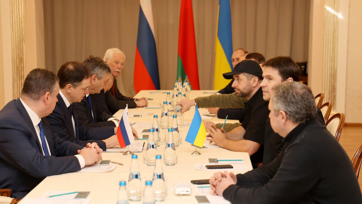 A Belta fehérorosz állami hírügynökség által közreadott képen Vlagyimir Megyinszkij, az orosz delegáció vezetője (b2) és David Arahamija, az ukrán államfő mögött álló Nép Szolgája párt frakcióvezetője (j3) tárgyal a fehéroroszországi Gomelben 2022. február 28-án. Vlagyimir Putyin orosz elnök február 24-én rendelte el katonai művelet végrehajtását Ukrajnában.