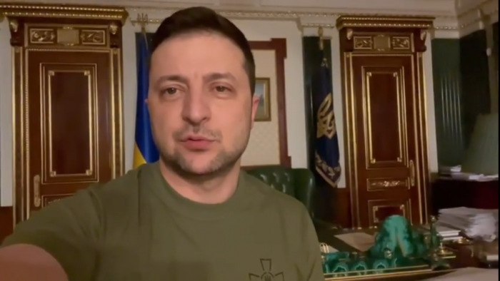 Volodimir Zelenszkij: Nem menekültem el, itt vagyok - videó