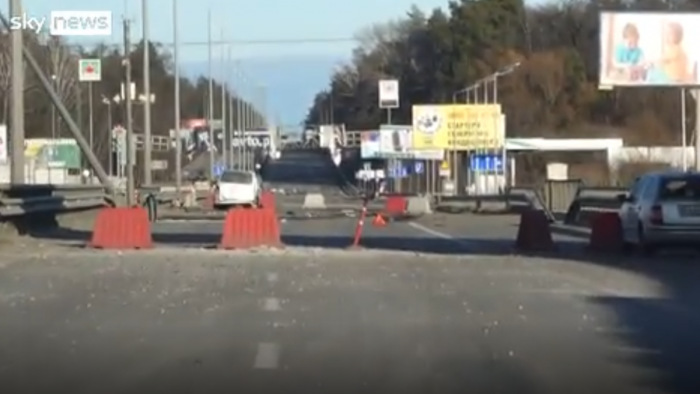 Videó rögzítette, ahogy újságírókra lőnek Kijevtől nem messze
