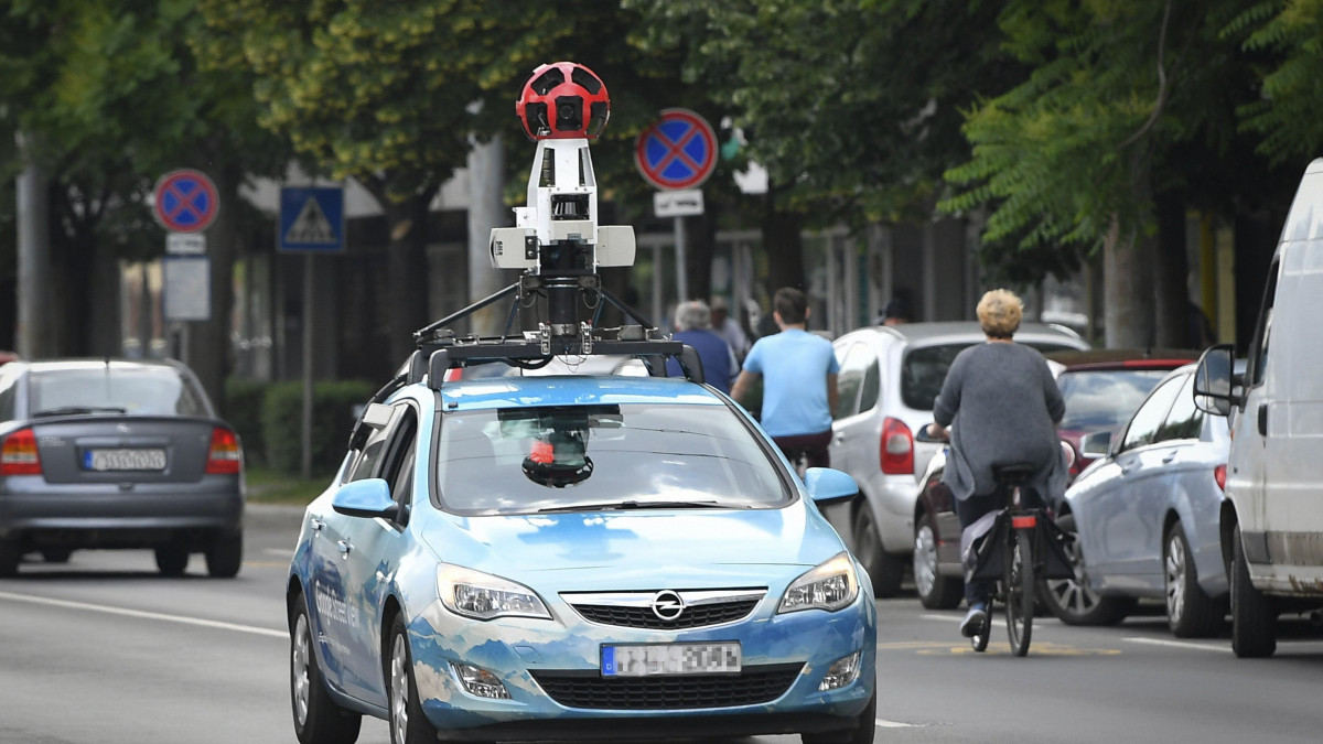 A Google autója a debreceni Csapó utcán 2018. május 18-án. A Google autói újra járják Magyarországot, hogy a Google-térkép szolgáltatása, a Street View, azaz az utcakép funkcióit frissítsék.