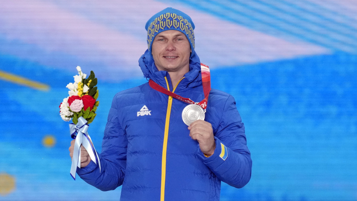 Az ezüstérmes ukrán Olegszandr Abramenko a férfi síakrobaták ugrás számának díjtáadóján a 2022-es pekingi téli olimpián, a csangcsiakoui zónában lévő Kenting Havas Parkban 2022. február 17-én.