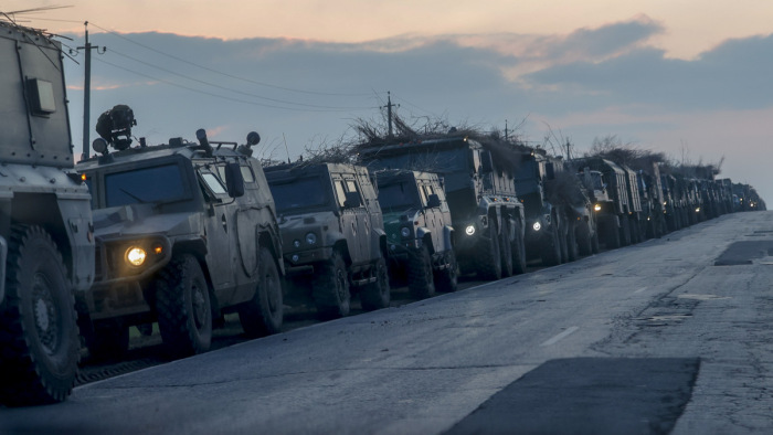 Fotókon az ukrán főváros felé tartó irdatlan orosz harci konvoj