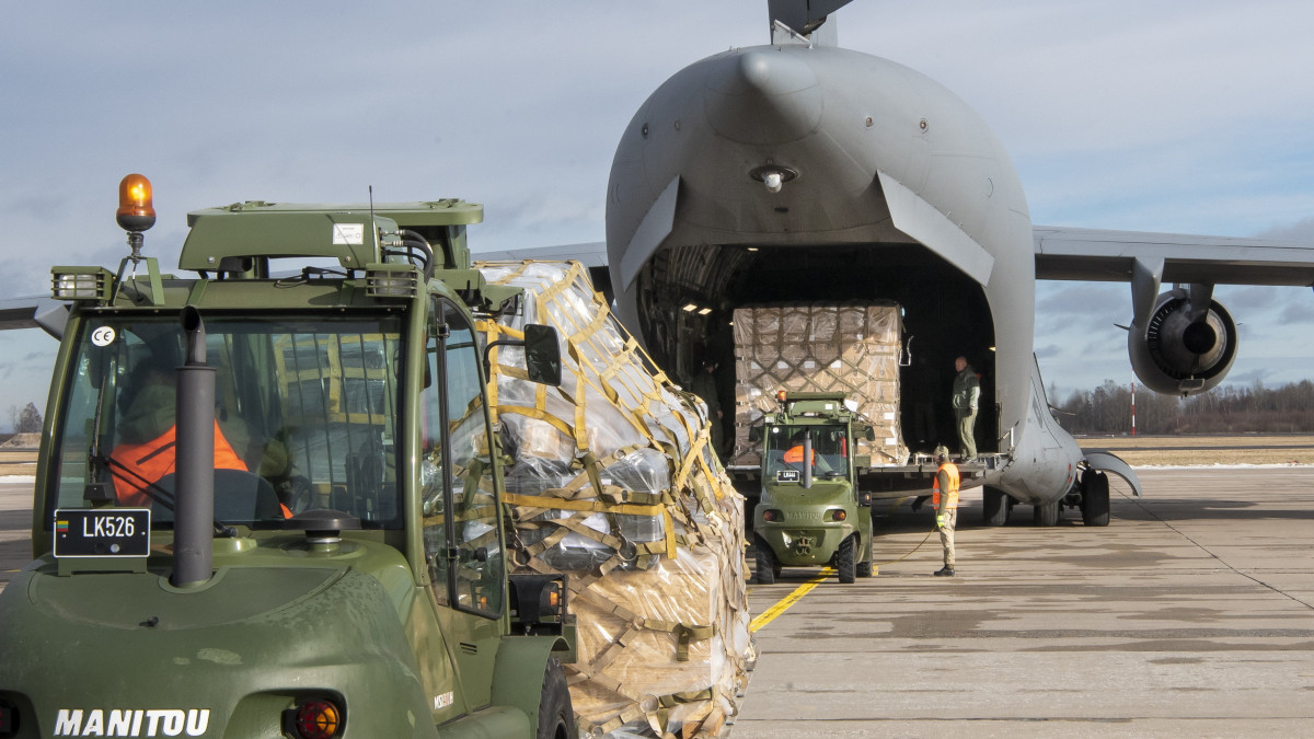 A litván nemzetvédelmi minisztérium által közreadott képen litván katonák FIM92 Stinger kézi légvédelmi rakétákat és lövedékálló védőmellényeket tartalmazó dobozokat rakodnak egy Ukrajnába induló katonai teherszállító repülőgépbe a litvániai Siauliai közelében fekvő légi támaszponton 2022. február 12-én.
