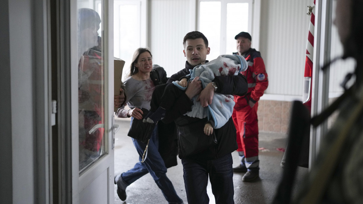 Orosz tüzérségi támadásban megsebesült 18 hónapos gyereket visznek kórházba szülei a délkelet-ukrajnai Mariupolban 2022. március 5-én. Vlagyimir Putyin orosz elnök február 24-én rendelte el katonai művelet végrehajtását Ukrajnában. A gyerek életét nem sikerült megmenteni.