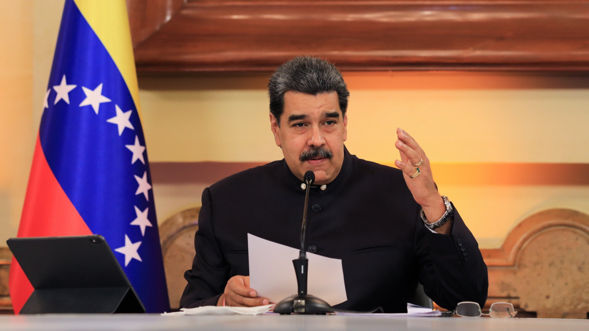 A Miraflores elnöki palota által közreadott képen Nicolás Maduro venezuelai elnök kormányülésen beszél Caracasban 2021. június 21-én. Sajtóértesülések szerint Maduro 60 napon belül igazságügyi reform végrehajtását tervezi Venezuelában.