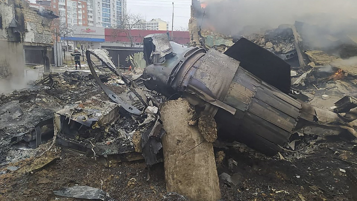 Az ukrán rendkívüli helyzetek állami szolgálata által közreadott kép egy lelőtt orosz repülőgép maradványairól az észak-ukrajnai Csernyihivben 2022. március 5-én. Vlagyimir Putyin orosz elnök február 24-én rendelte el katonai művelet végrehajtását Ukrajnában.