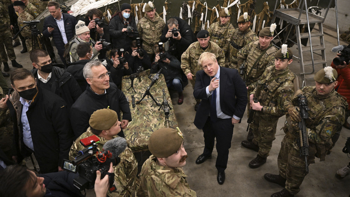 Boris Johnson brit miniszterelnök (k) és Jens Stoltenberg NATO-főtitkár (k, balról) látogatást tesz egy tallinni légibázison 2022. március elsején. Vlagyimir Putyin orosz elnök február 24-én rendelte el katonai művelet végrehajtását Ukrajnában.