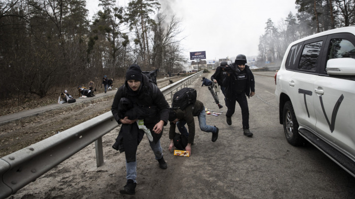 Kijev melletti evakuációs pontot ért orosz támadás – megrázó felvételek