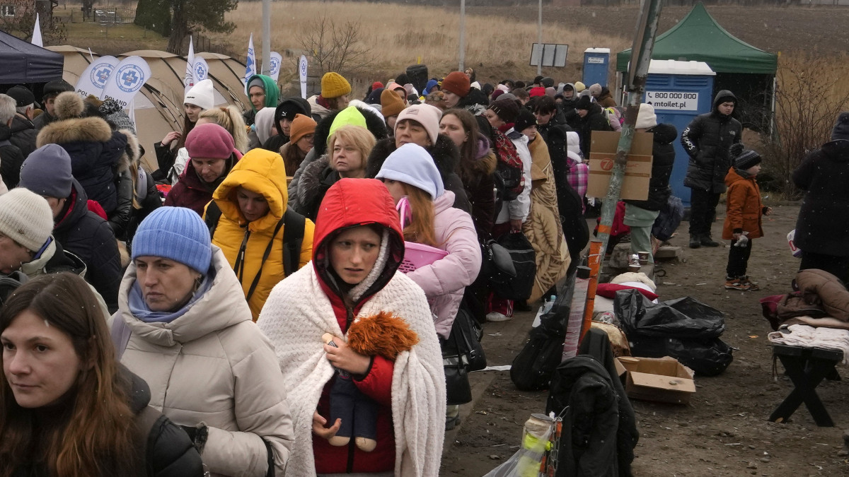 Ukrajnából elmenekült emberek a lengyel-ukrán határon a délkelet-lengyelországi Medykában 2022. március 5-én. Vlagyimir Putyin orosz elnök február 24-én rendelte el katonai művelet végrehajtását Ukrajnában.