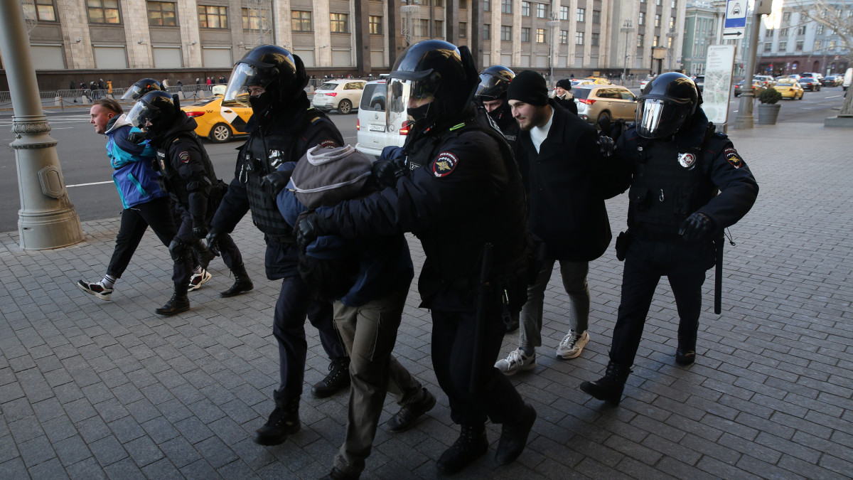 MOSCOW, RUSSIA - MARCH 6: (RUSSIA OUT) Russian Police officers detain men in front of State Duma during an unsanctioned protest rally against the military invasion on Ukraine, March,6,2022, in Central Moscow, Russia. Russia invaded neighbouring Ukraine on 24th February 2022, its actions have met with worldwide condemnation with rallies, protests and peace marches taking place in cities across the globe. Police detained about 3500 people at anti-war protests across Russia, including 1750 in Moscow on Sunday, the Interior Ministry officials said. (Photo by Konstantin Zavrazhin/Getty Images)