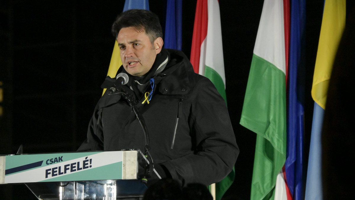 Márki-Zay Péter, az Egységben Magyarországért miniszterelnök-jelöltje beszédet mond az ellenzék tüntetésén az MTVA Kunigunda útjai székháza előtt 2022. március 6-án.