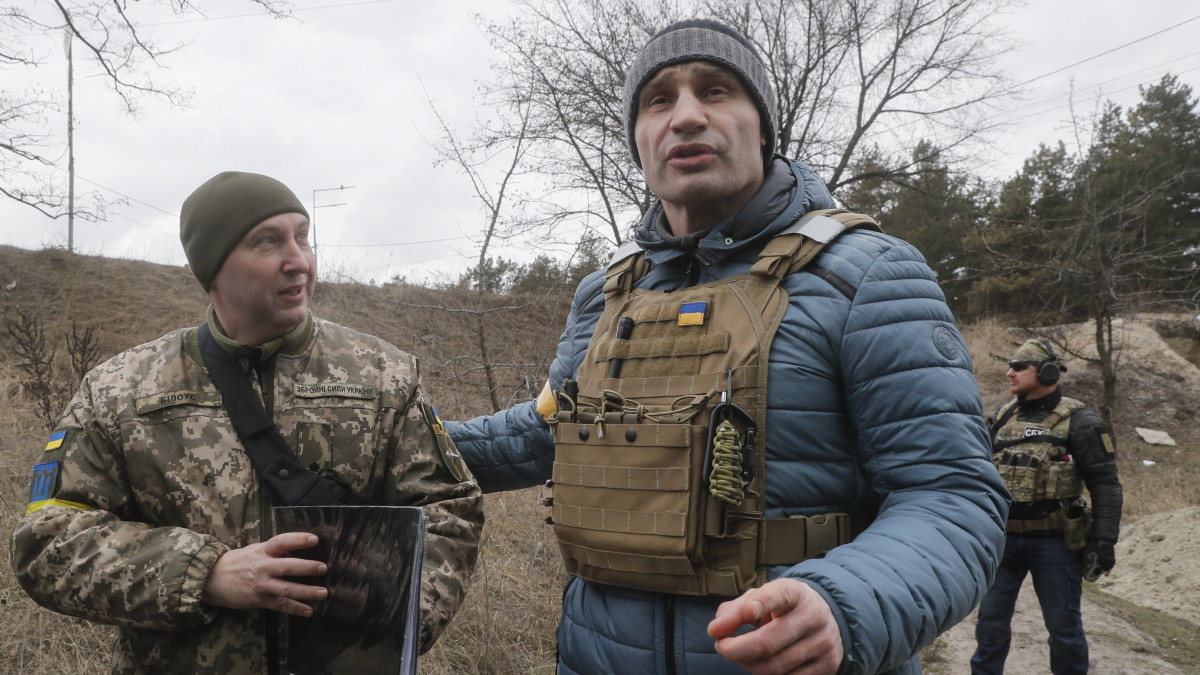 A kijevi polgármester, Vitalij Klicsko egykori nehézsúlyú profi ökölvívó az ukrán területvédelmi alakulatok egyik Kijev melletti támaszpontján 2022. március 6-án. Vlagyimir Putyin orosz elnök február 24-én rendelte el katonai művelet végrehajtását Ukrajnában.