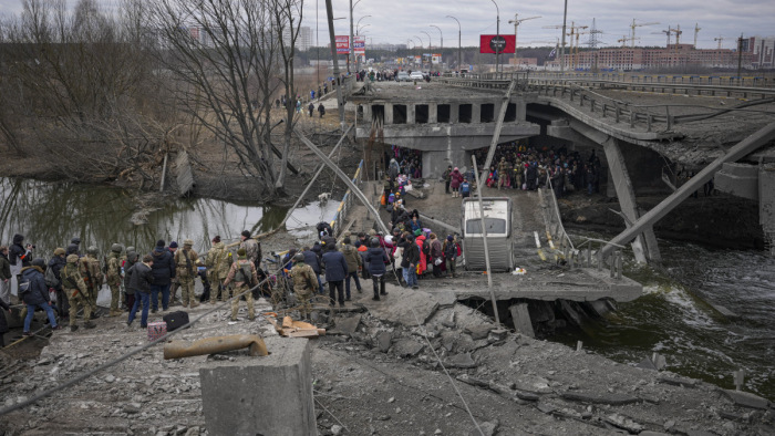 Kiút a pokolból – Orosz bombázások lehetetlenítik el egy Kijev közeli város lakosainak menekülését