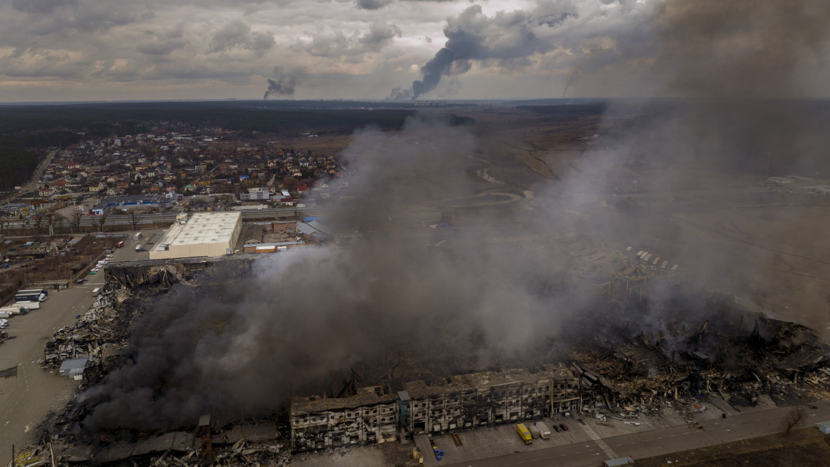 Orosz légicsapás után füst száll a magasba egy gyárépületből a Kijev közelében lévő Irpinyben 2022. március 6-án. Vlagyimir Putyin orosz elnök február 24-én rendelte el katonai művelet végrehajtását Ukrajnában.