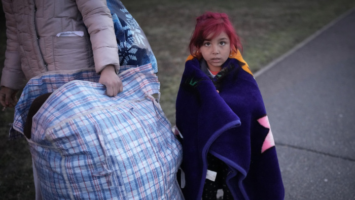 Egyre több roma érkezik, nekik és az őket ellátó kistelepüléseknek is segítség kell – Helyszíni riport