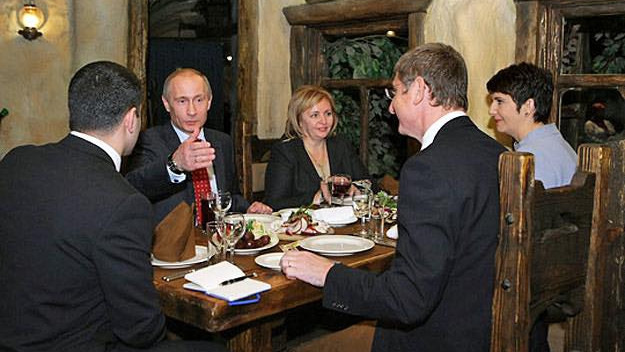 Előkerült egy fénykép egy 2009-es, magánjellegű Putyin–Gyurcsány-vacsoráról
