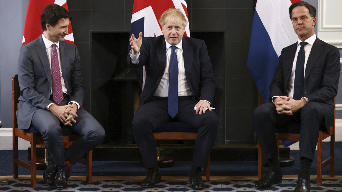 Justin Trudeau kanadai, Boris Johnson brit és Mark Rutte holland miniszterelnök (b-j) megbeszélést folytat Londonban 2022. március 7-én.
