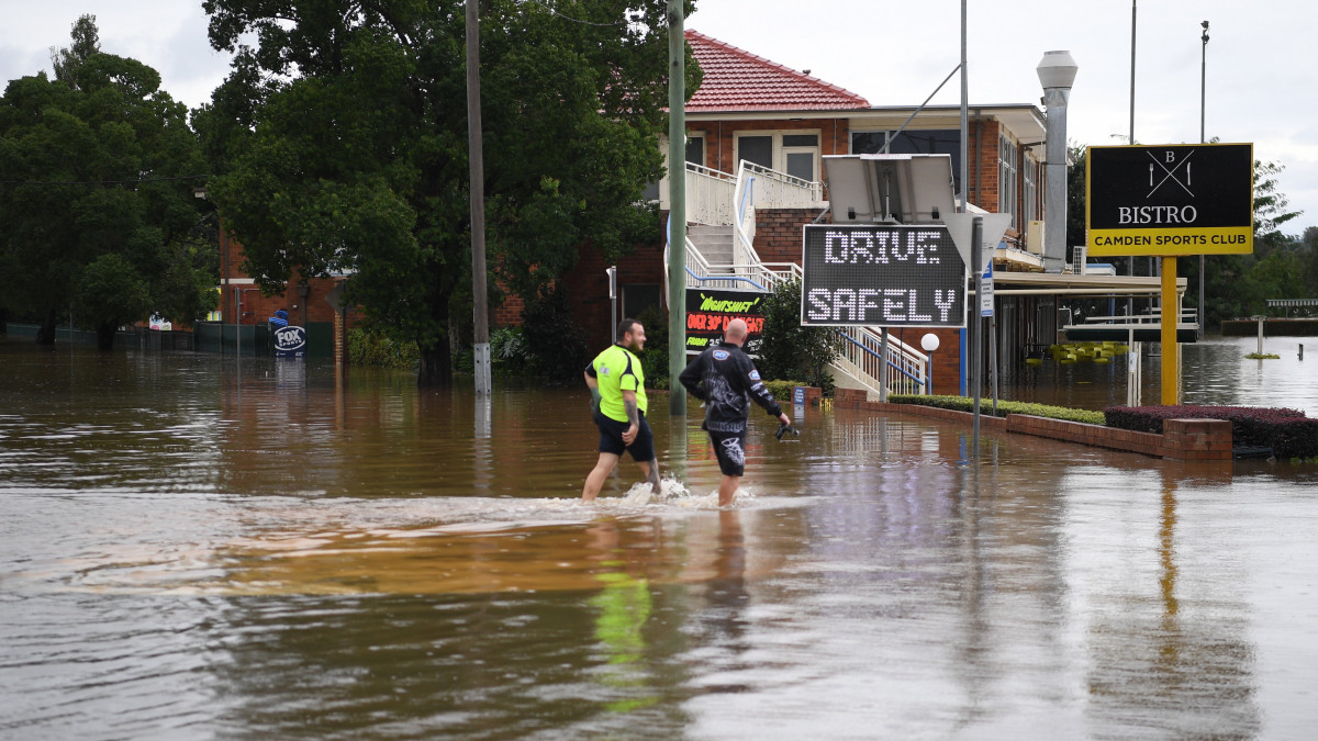Az árvízzel elöntött Argyle utca Camdenben 2022. március 7-én. A heves esőzések miatt áradások sújtják Ausztrália keleti partvidékét. A természeti katasztrófa miatt Új-Dél-Wales államban emberek tízezreit kellett evakuálni.