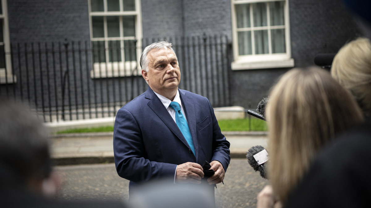 A Miniszterelnöki Sajtóiroda által közreadott képen Orbán Viktor kormányfő újságíróknak nyilatkozik a londoni kormányfői rezidencia, a Downing Street 10 előtt, miután tárgyalt brit partnerével,  Boris Johnsonnal 2021. május 28-án.