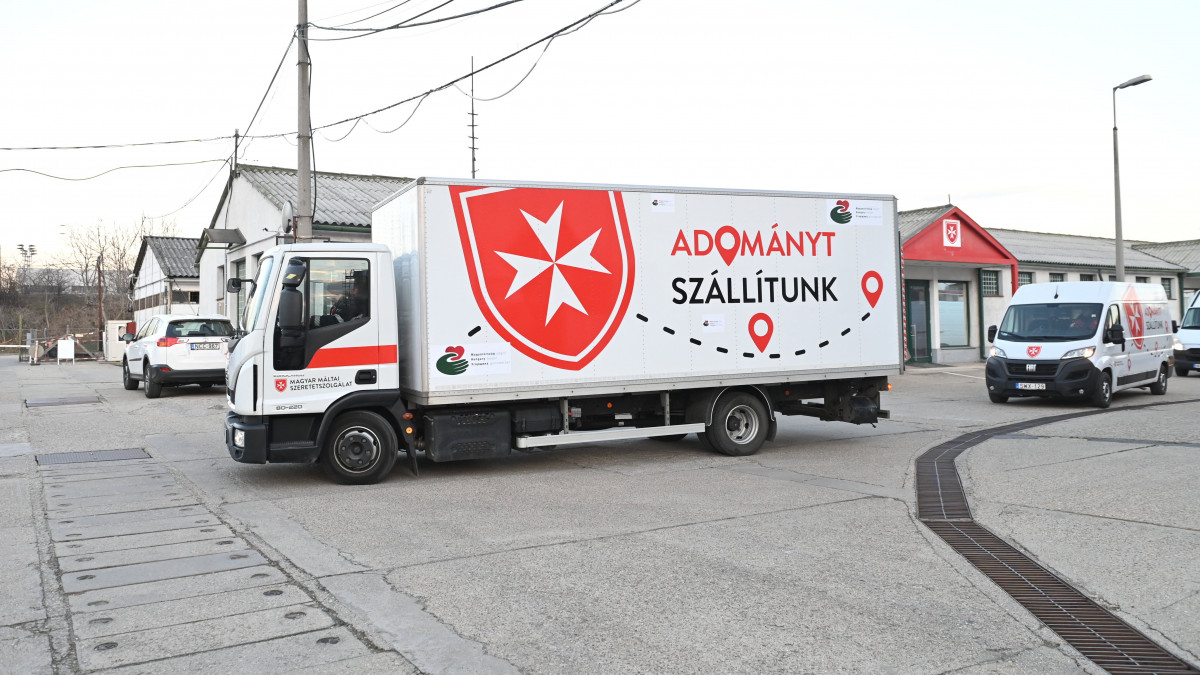 Adományokat szállító teherautó indul Ukrajnába a Magyar Máltai Szeretetszolgálat logisztikai központjában 2022. március 8-án.