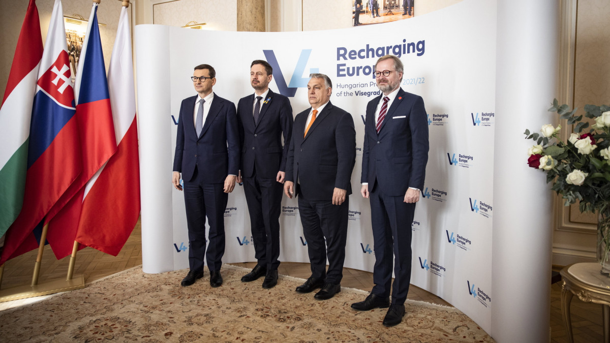 A Miniszterelnöki Sajtóiroda által közzétett képen Mateusz Morawiecki lengyel, Eduard Heger szlovák, Orbán Viktor magyar és Petr Fiala cseh miniszterelnök (b-j) a visegrádi országok és az Egyesült Királyság csúcstalálkozója előtti V4-es egyeztetésen a londoni magyar nagykövetségen 2022. március 8-án. A csúcstalálkozó fő témája az ukrajnai háború.