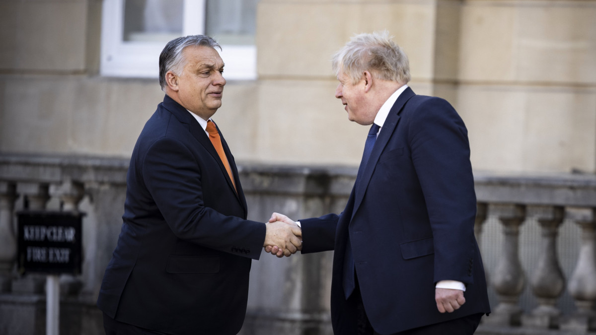 A Miniszterelnöki Sajtóiroda által közzétett képen a V4-ek és az Egyesült Királyság csúcstalálkozójára érkező Orbán Viktor kormányfőt (b) fogadja Boris Johnson brit miniszterelnök (j) a londoni Lancaster House előtt 2022. március 8-án. A csúcstalálkozó fő témája az ukrajnai háború.