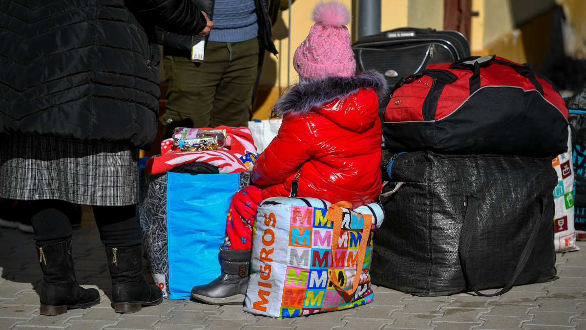 A háború miatt Ukrajnából Magyarországra menekülők várakoznak a beregsurányi polgármesteri hivatalnál kialakított segítségpontnál 2022. március 1-jén.